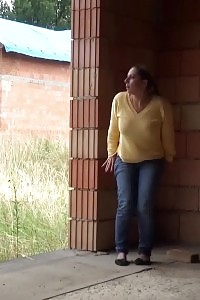 Blonde Is Househunting When She Needs To Piss