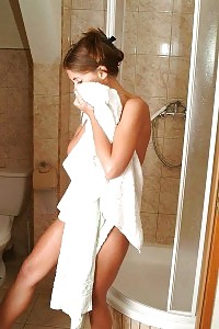 Quick Shot Naked Babe In The Bath Taking A Leek