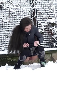 Lara Fox Relieves Her Piss Desperation In The Ground