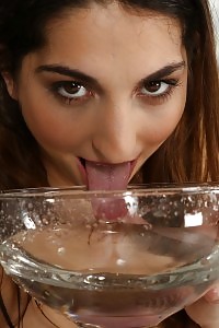 Jimena Enjoys Piss Drinking In This Pissing Vid
